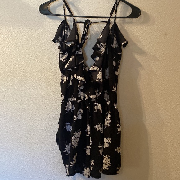 Mimi Chica floral deep Vneck romper size small - Picture 5 of 6